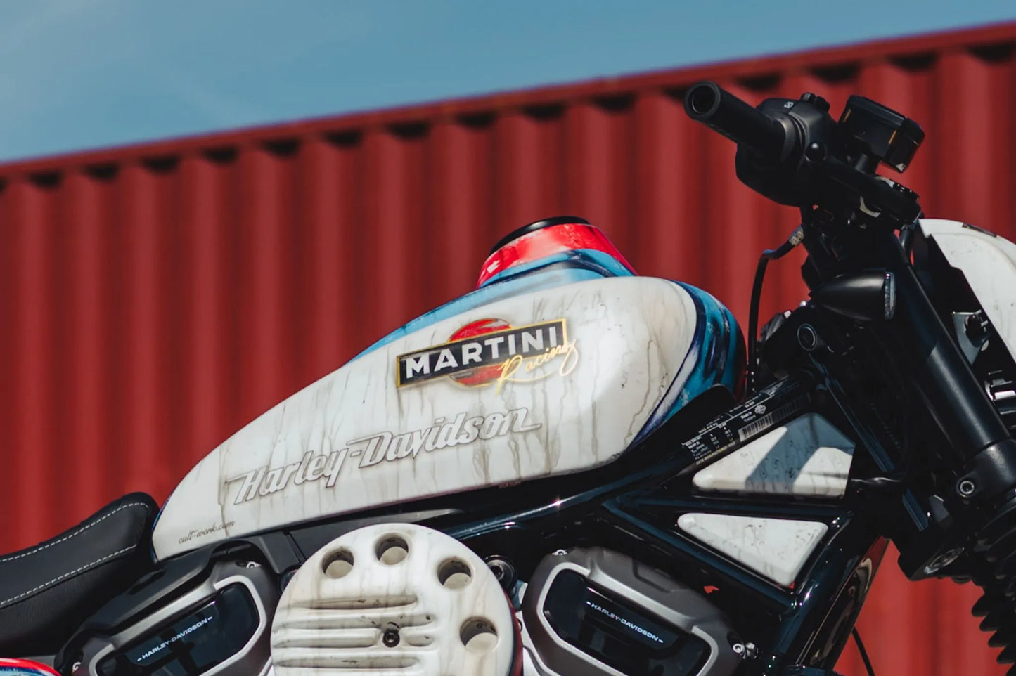 CULT WERK Dash Cover för Harley bild 4 PMMEDIA:7bcb1975be2fa00e