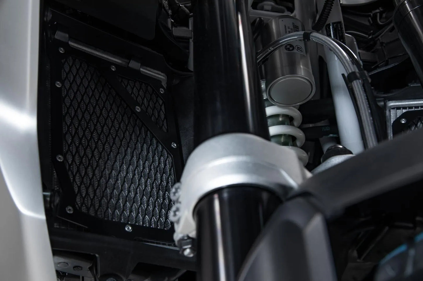 SW-MOTECH Radiatorskydd i aluminium bild 3 PMMEDIA:9c73f18e87c8e10e