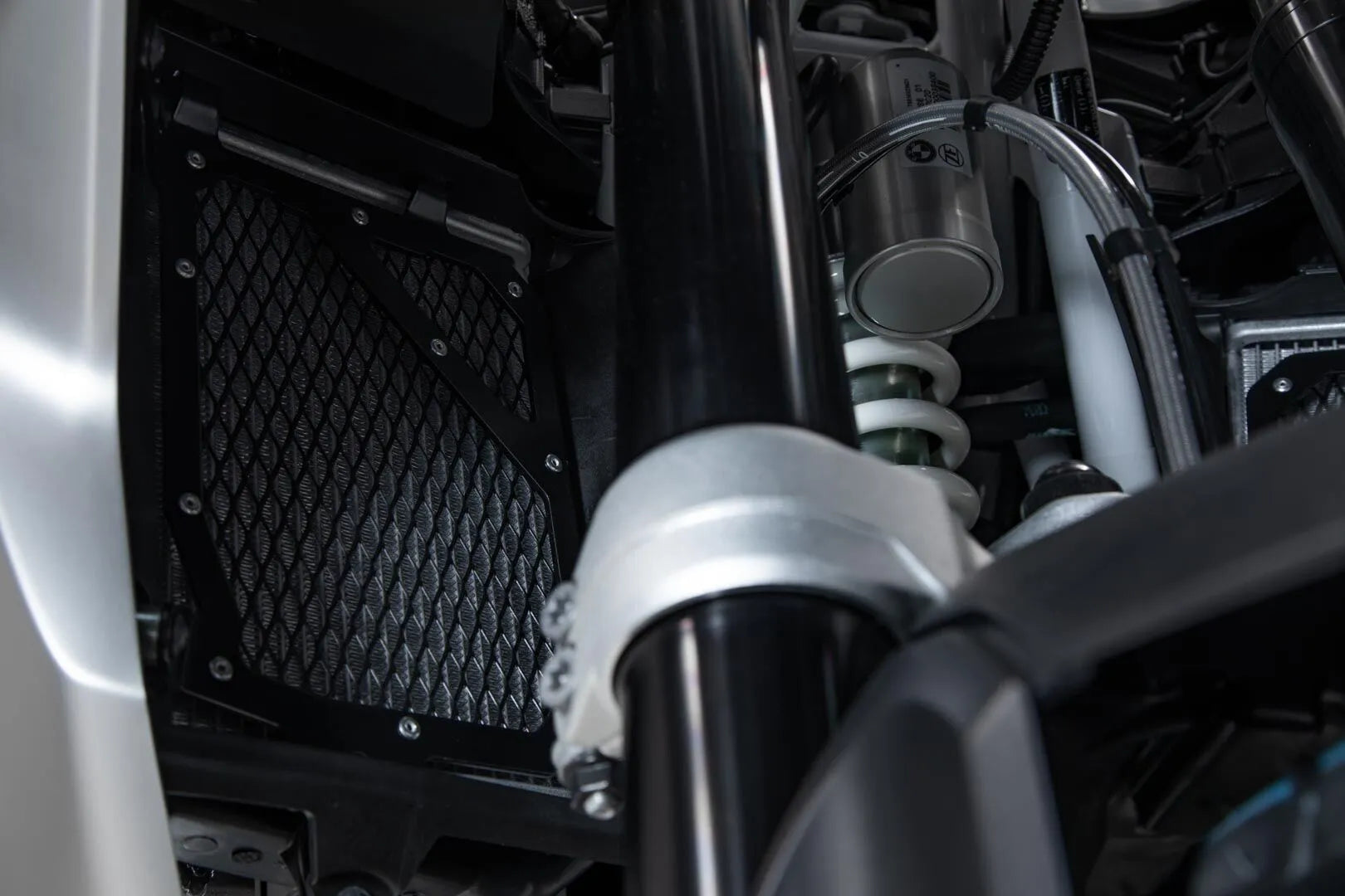 SW-MOTECH Radiatorskydd i aluminium bild 3 PMMEDIA:9c73f18e87c8e10e