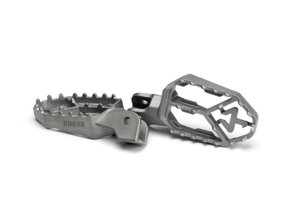 AKRAPOVIC Titanfotpinnar för BMW GS bild 1 PMMEDIA:7d73996f69448a70