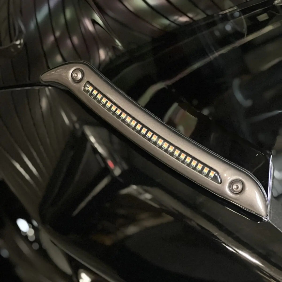 CUSTOM DYNAMICS Low Rider ST LED vindrutekant i blank svart bild 4 PMMEDIA:30e31857dbe0a751