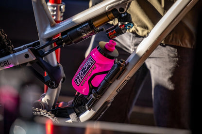 MUC-OFF Elite Fly Vattenflaska Rosa 550ml bild 2 PMMEDIA:69c14edaeffe8ec8