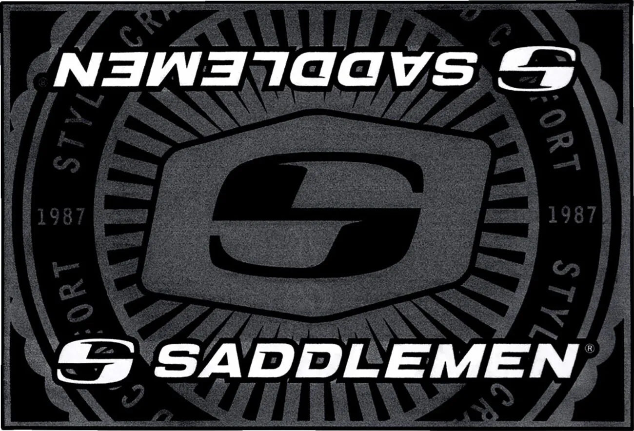 SADDLEMEN Logo Golvmatta 91x61 cm bild 1 PMMEDIA:933516eef95245a4