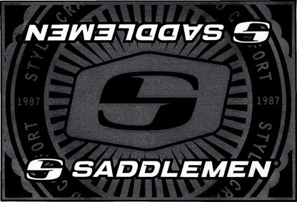SADDLEMEN Logo Golvmatta 91x61 cm bild 1 PMMEDIA:933516eef95245a4