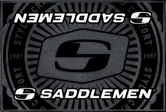 SADDLEMEN Logo Golvmatta 91x61 cm bild 1 PMMEDIA:933516eef95245a4