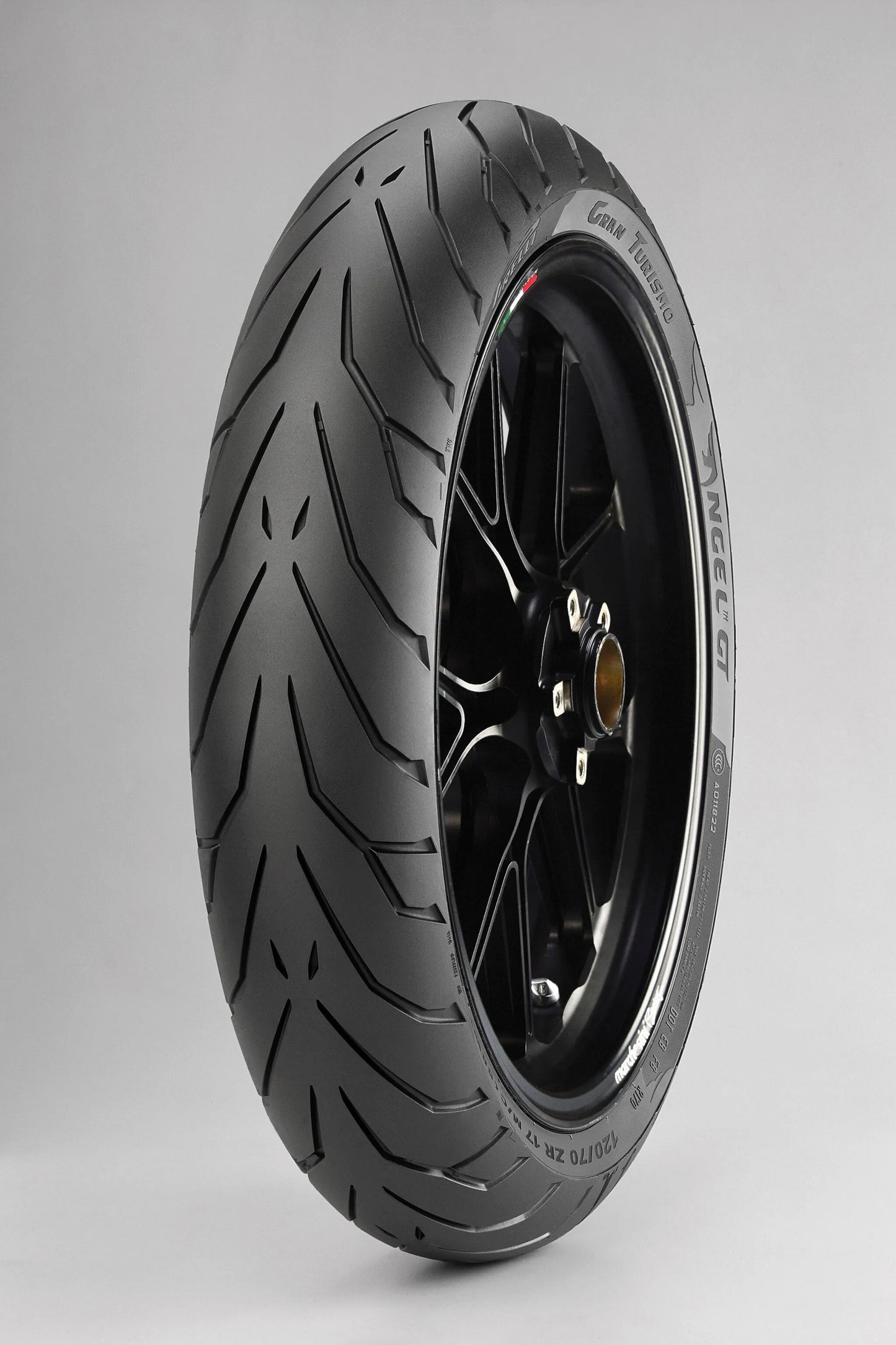 Pirelli Angel GT Radialdäck fram bild 1 PMMEDIA:2b93d19d8118de0a