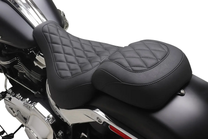Mustang Wide Tripper™ Solo Seat Sadlar Harley Softail bild 3 PMMEDIA:b445f012a96e9024