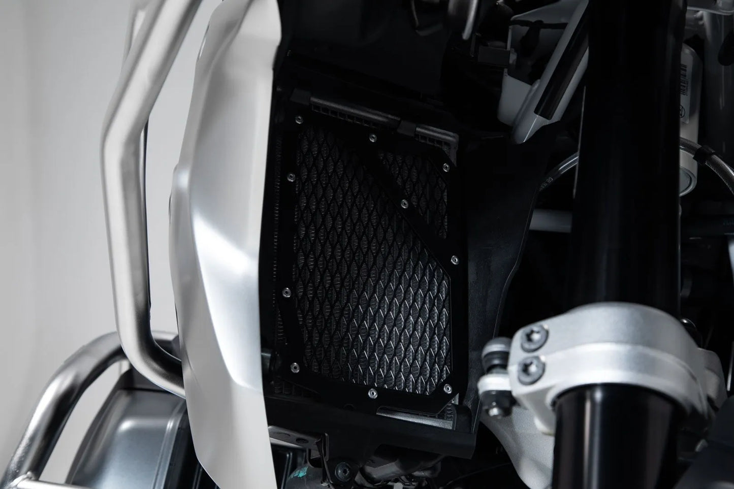 SW-MOTECH Radiatorskydd i aluminium bild 4 PMMEDIA:95ced01cc52e3100