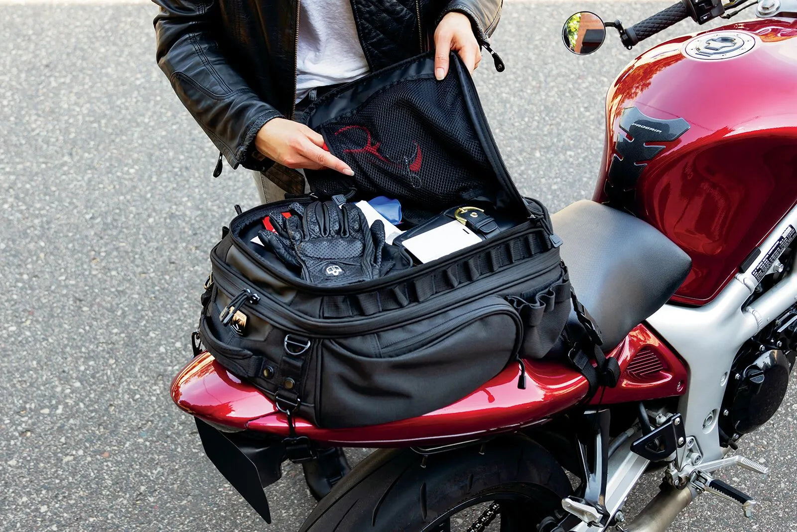 KURYAKYN Momentum Roamer Tail Bag Svart 27,5L bild 3 PMMEDIA:37b5fc8692170093