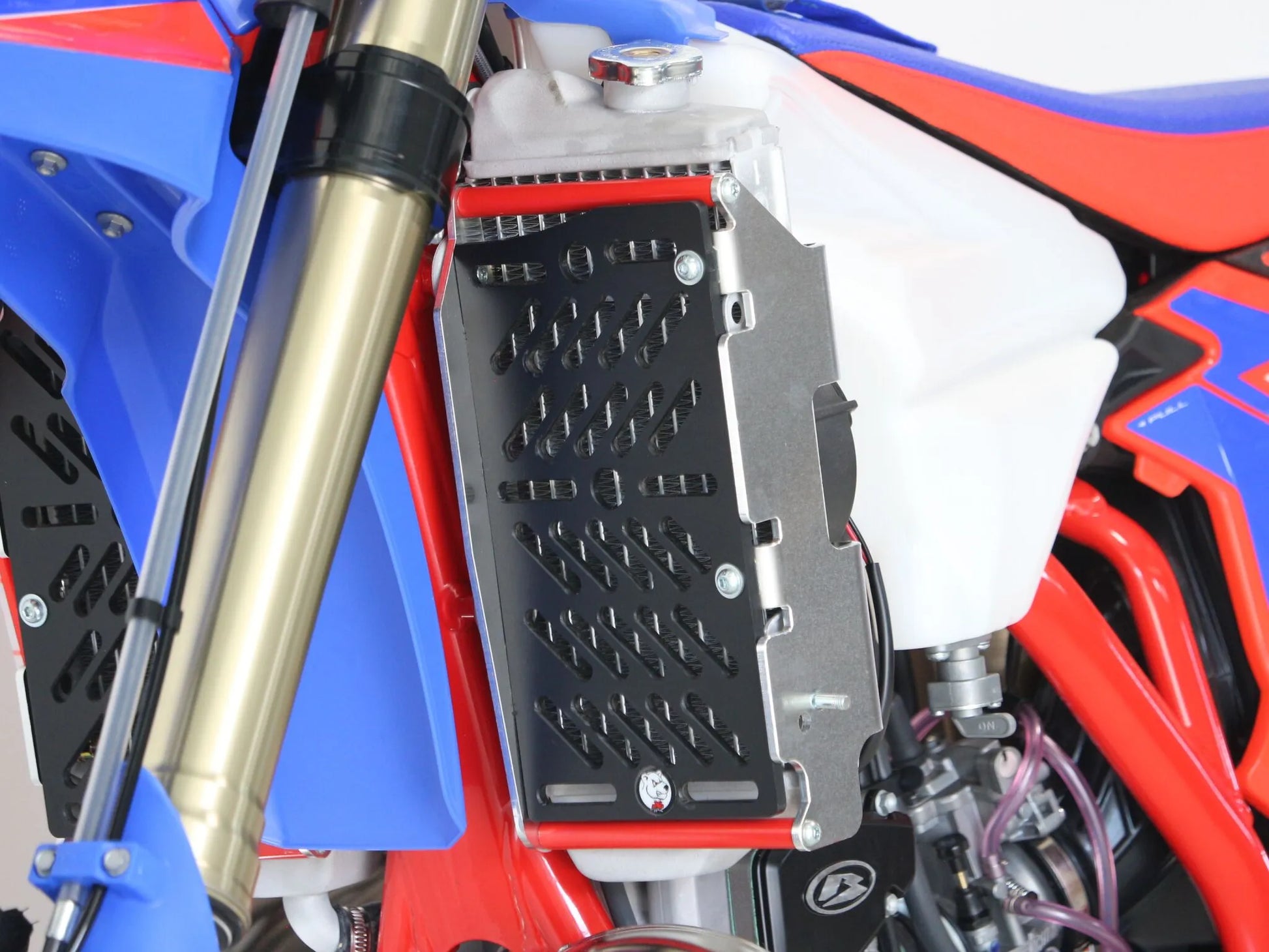 AXP RACING Xtrem Radiatorskydd Beta bild 2 PMMEDIA:16f37665b6c9331d