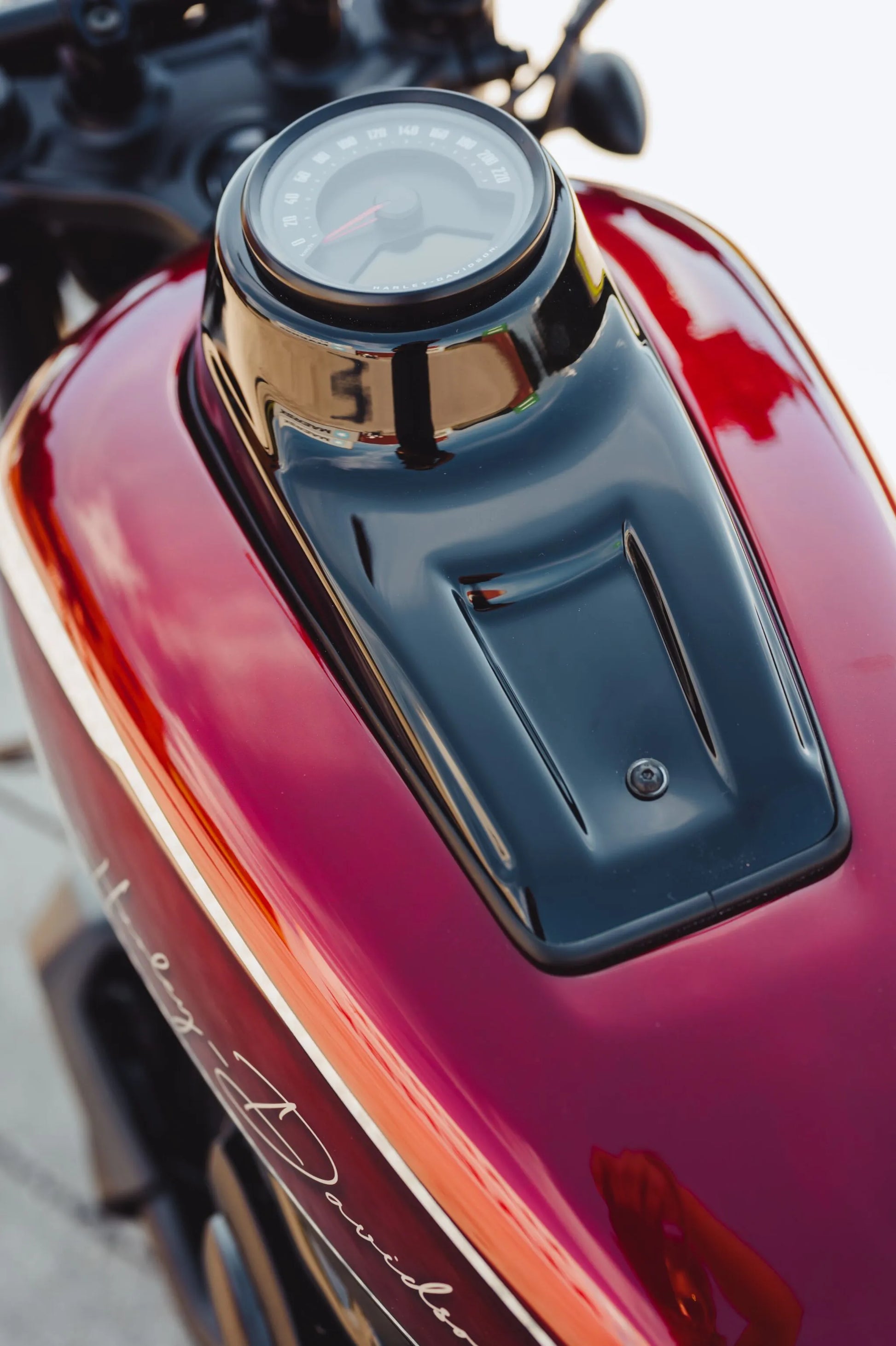 CULT WERK Dash Cover för Harley bild 1 PMMEDIA:94f6742381323c22