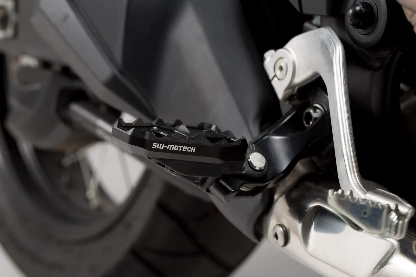SW-MOTECH Footrest Extension för Honda CRF1000L Africa Twin bild 1 PMMEDIA:b05608f88af7b592
