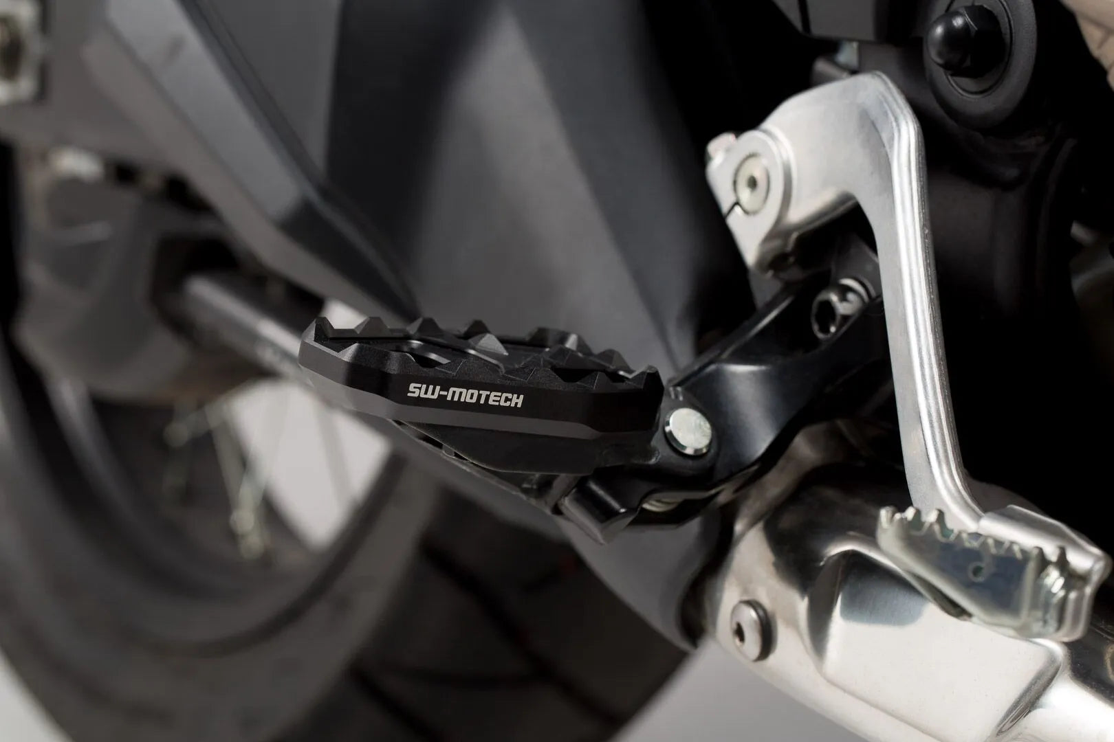 SW-MOTECH Footrest Extension för Honda CRF1000L Africa Twin bild 1 PMMEDIA:b05608f88af7b592
