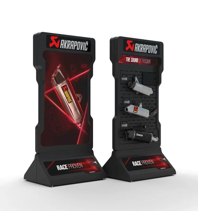 AKRAPOVIC POS Stand Moto Grafiskt Set bild 1 PMMEDIA:c45c8391b675d99f