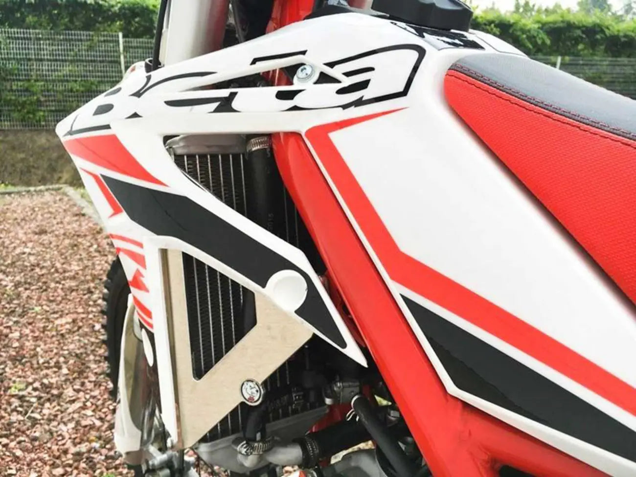 AXP RACING Radiatorstöd för XTrainer bild 3 PMMEDIA:0619a375cd108b36