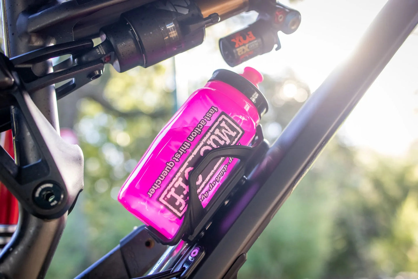 MUC-OFF Elite Fly Vattenflaska Rosa 550ml bild 3 PMMEDIA:9bc915fe6aea5d9a