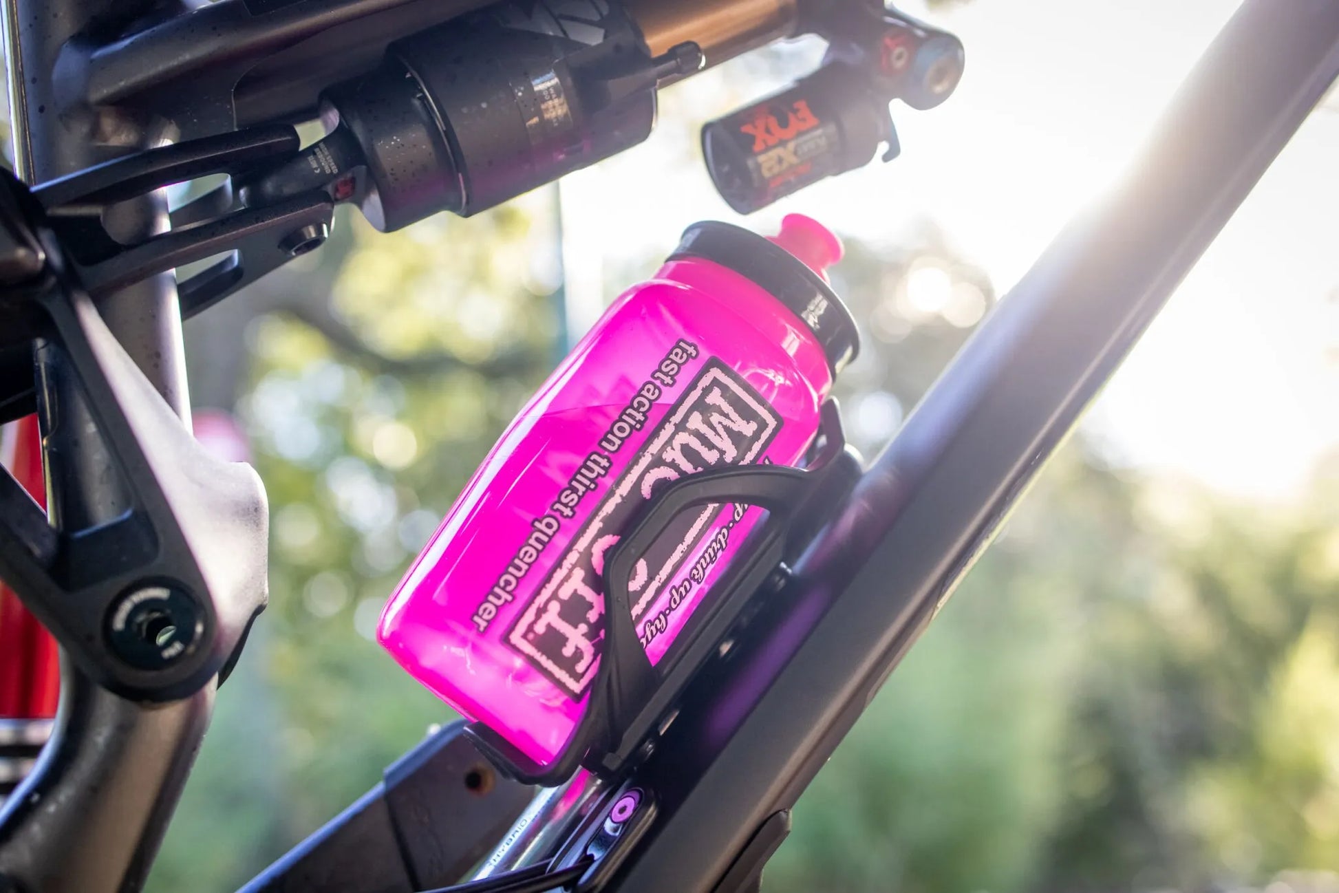 MUC-OFF Elite Fly Vattenflaska Rosa 550ml bild 3 PMMEDIA:9bc915fe6aea5d9a