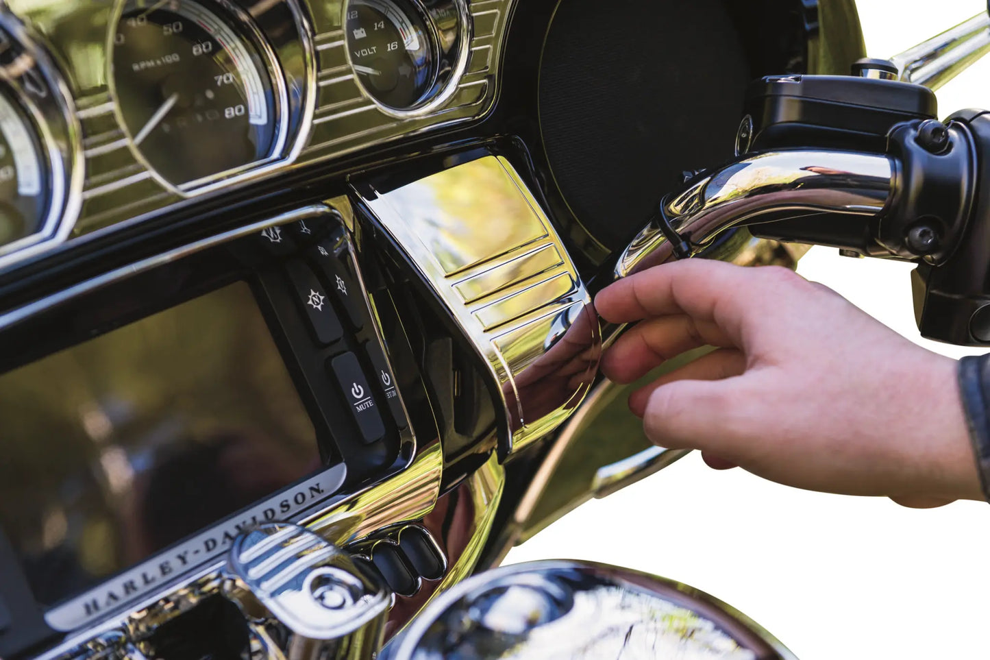 KURYAKYN Tri-Line Stereo Trim Chrome FL 14-UP bild 5 PMMEDIA:649b7fad01598a15