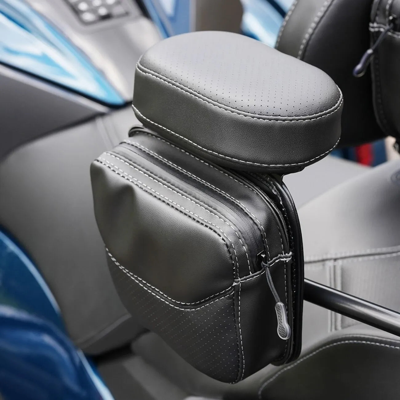 SHOW CHROME Platinum Arm Rest Pouch för Can-AM Spyder RT bild 3 PMMEDIA:810f797adba58ec6
