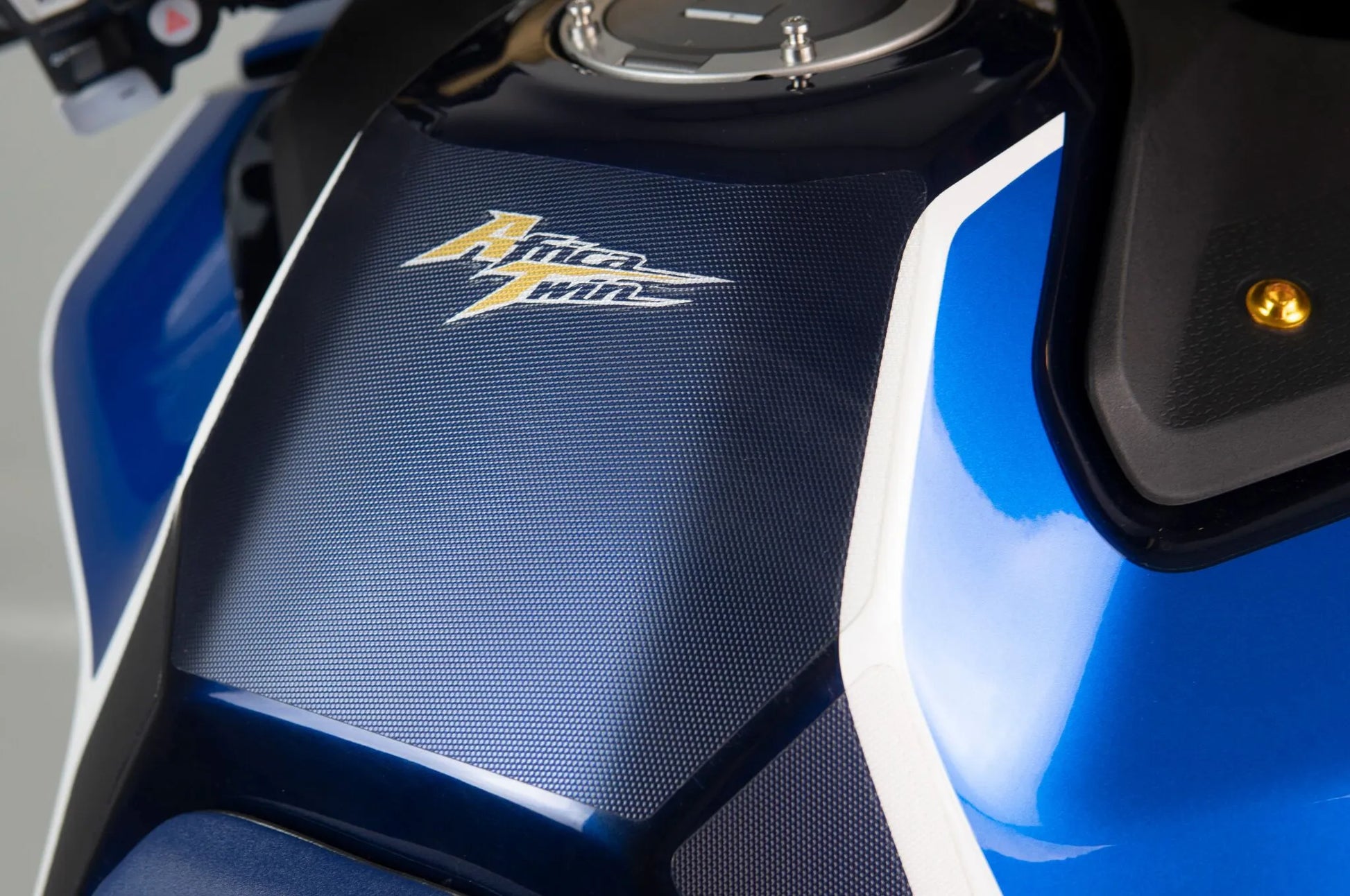 UNIRACING Scratch Saver till Tank för Africa Twin bild 3 PMMEDIA:8ee6ad0d334e1187