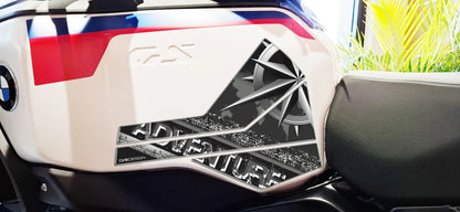 ONEDESIGN Resin Side Protector för R1300GS Adventure bild 1 PMMEDIA:a853aa05699a4055