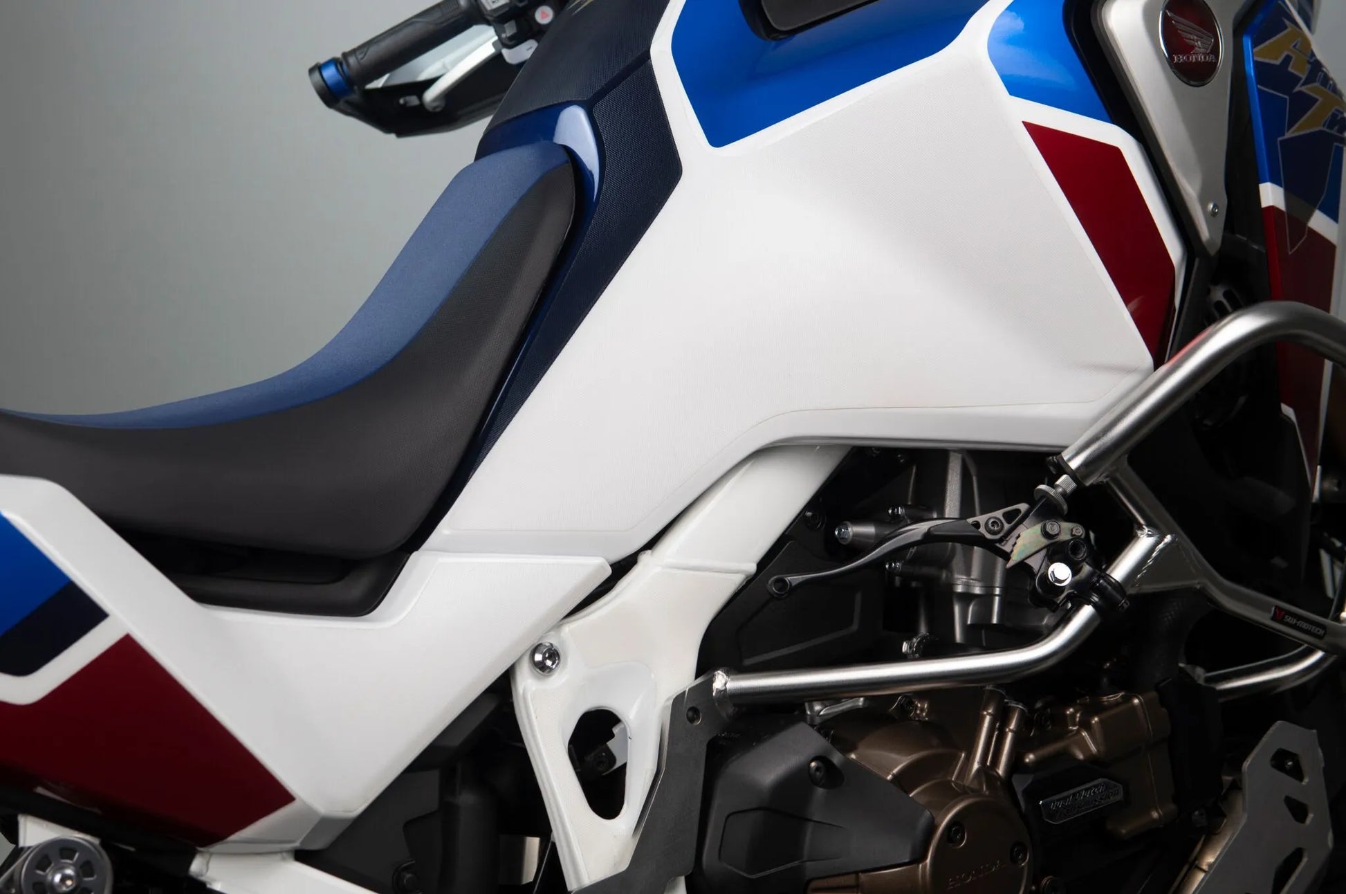 UNIRACING Scratch Saver till Tank för Africa Twin bild 1 PMMEDIA:bb512b2e506ed53e