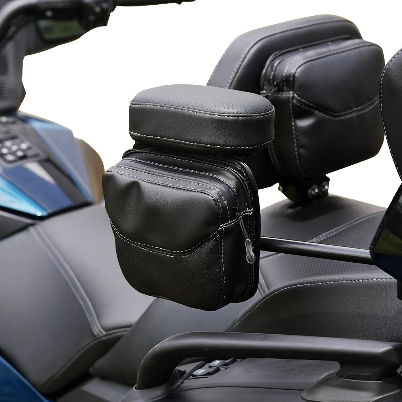 SHOW CHROME Platinum Arm Rest Pouch för Can-AM Spyder RT bild 6 PMMEDIA:5b9fc8390c45938d