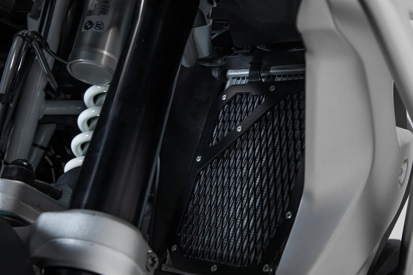SW-MOTECH Radiatorskydd i aluminium bild 6 PMMEDIA:ede62da34bfe78aa