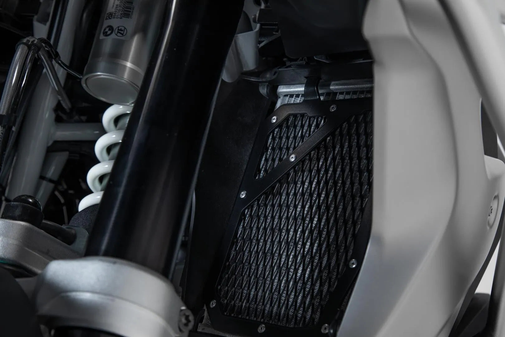 SW-MOTECH Radiatorskydd i aluminium bild 6 PMMEDIA:ede62da34bfe78aa