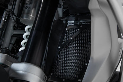 SW-MOTECH Radiatorskydd i aluminium bild 6 PMMEDIA:ede62da34bfe78aa