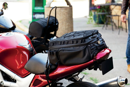 KURYAKYN Momentum Roamer Tail Bag Svart 27,5L bild 10 PMMEDIA:ef80146a6ffeb452