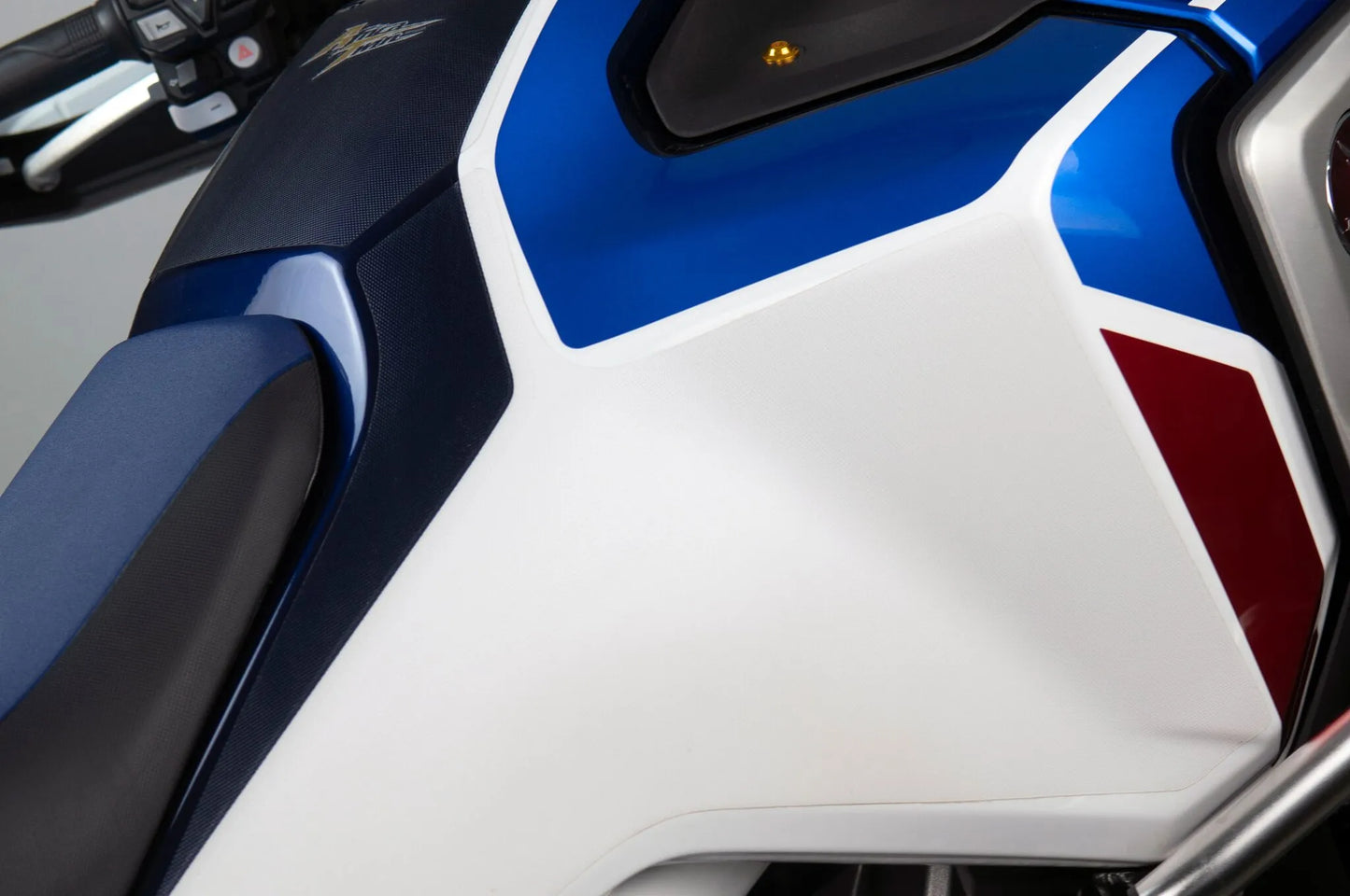 UNIRACING Scratch Saver till Tank för Africa Twin bild 5 PMMEDIA:873b64b1b3896945