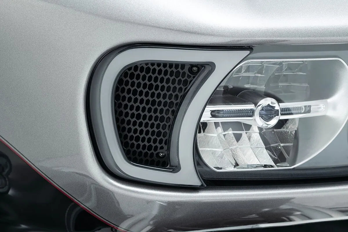 KURYAKYN Tracer Headlight Vent Accents med LED och blinkers bild 1 PMMEDIA:2425b3f6d32f0204