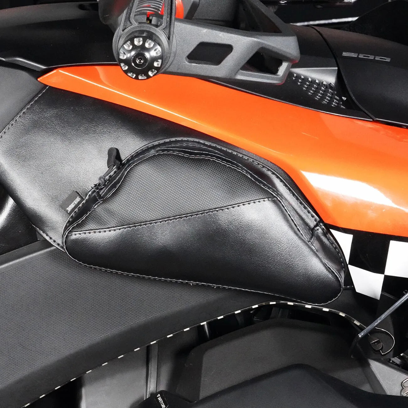 SHOW CHROME Dual Side Tank Pouch för Can-Am Ryker bild 6 PMMEDIA:e1d4fc75f6eb413f